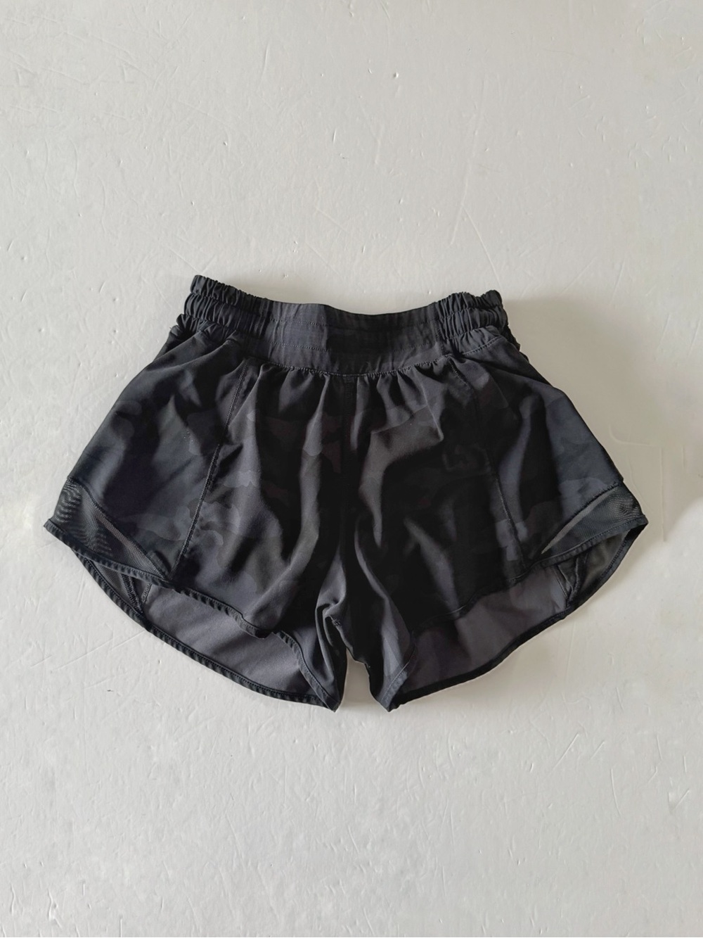 Lululemon Women 4 Long Black Camo Lined Running Shorts Athletic Y2K Sportswear